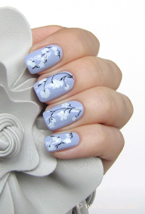 Fleurs bleues nail art