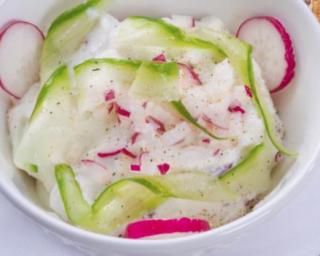 Salade printanière de radis et concombre au fromage blanc