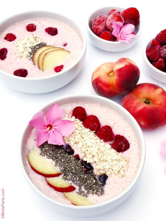 Smoothie bowl pêche fruits rouges