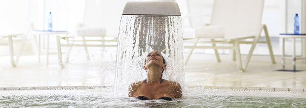 Spa Femme profitant des bienfaits de l'eau thermale