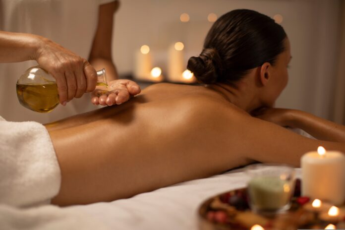 Massage,Therapist,Pouring,Oil,On,Lady,Back,At,Luxury,Spa Conseils massage idéal